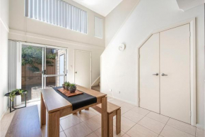 EACO12 - Stylish 1-BR Loft Apt | Spacious, Free WiFi & A/C